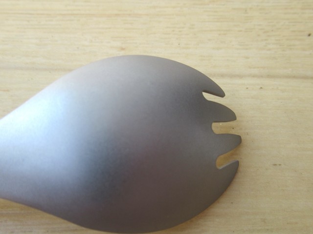 先割れスプーンを裏返しした状態