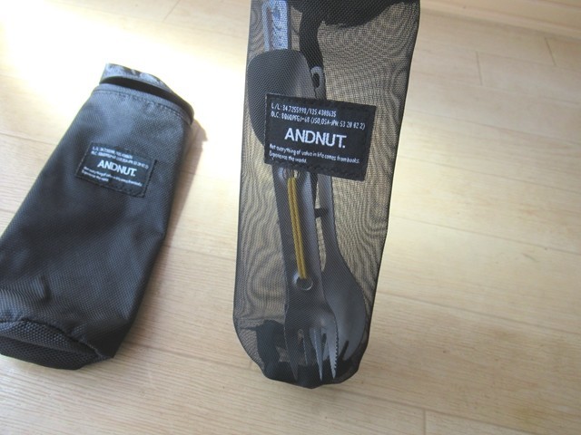 キャンプ・登山用のカトラリーケースの中にスノーピーク先割れスプーンを入れた状態