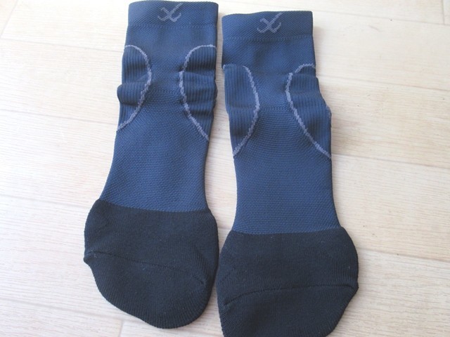 左右に入ったテーピングの様なサポータ様子