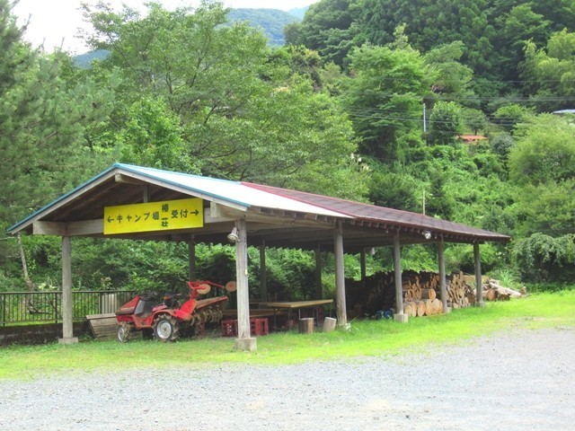 椿荘オートキャンプ場の受付とキャンプ場の看板