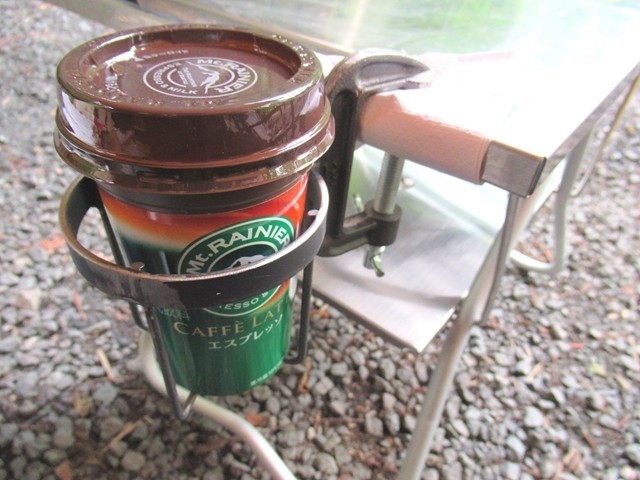 椿荘オートキャンプ場でエスプレッソを飲んでいるキャンパー