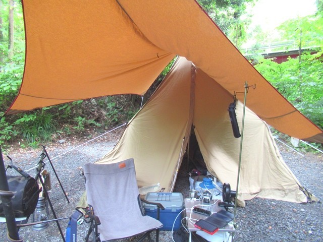 椿荘オートキャンプ場で急いでテントとタープを設営した様子
