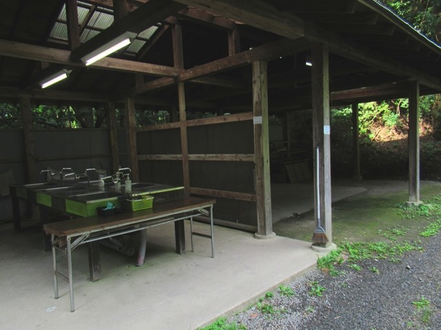 椿荘オートキャンプ場の水場・トイレ・冷蔵庫・灰捨て場の様子