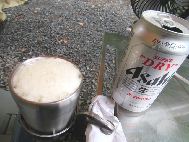 冷えたビールで乾杯してキャンプ開始