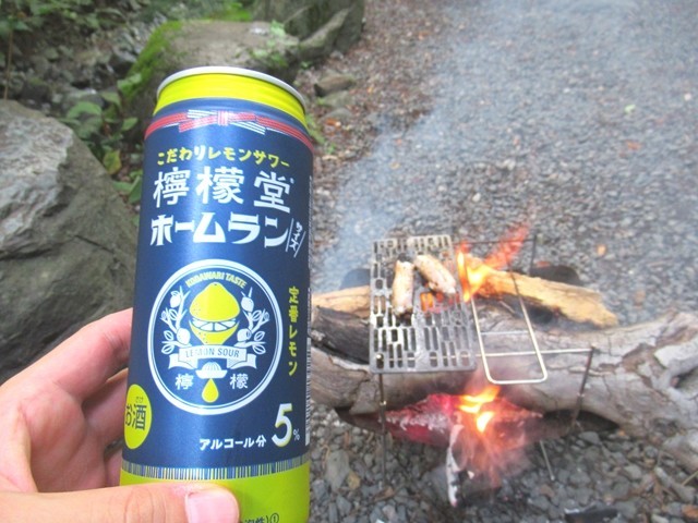 レモン味の飲み物をキャンプ中に楽しんだ様子