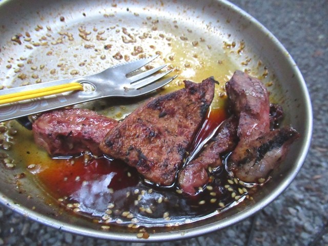 焼き肉のタレと焼きあがったお肉
