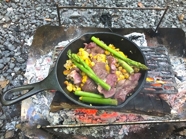 残った食材を炒めている様子
