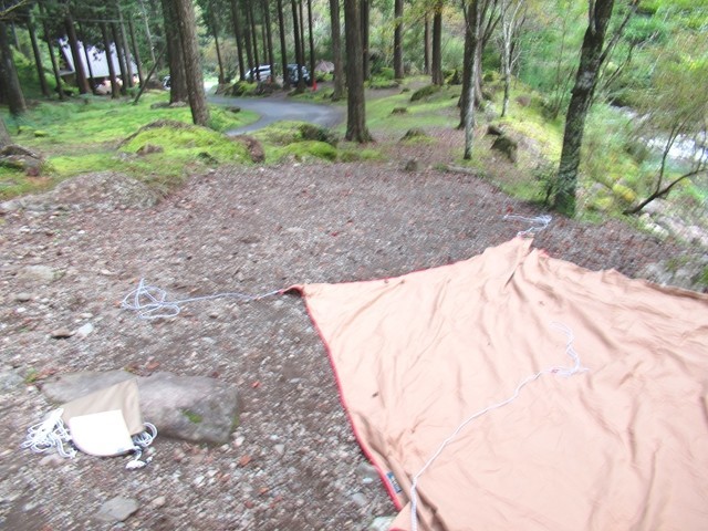 奥山温泉キャンプ場でテント設営の様子