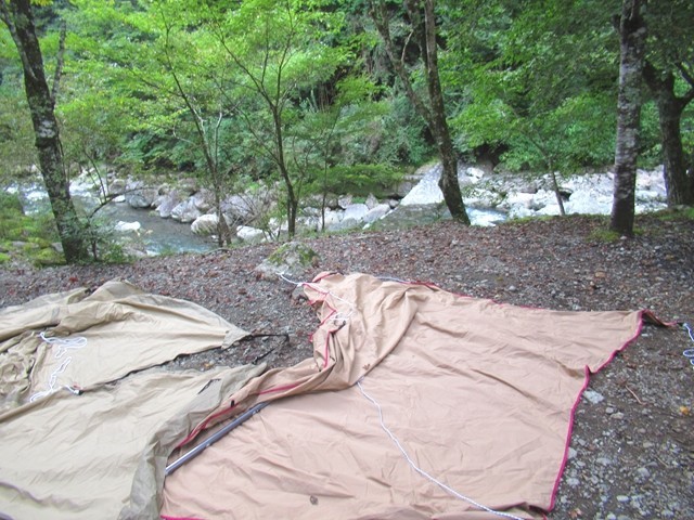 テントサイトの奥に見える福士川