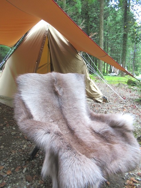 トナカイの毛皮をキャンプ用チェアーにセットした様子