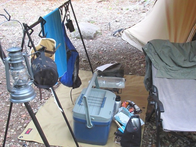 シナノワークスハンガーラックを奥山温泉キャンプ場で使用した様子