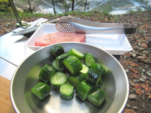 漬物を食べながらキャンプしている様子