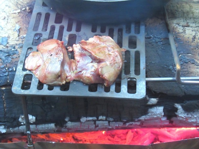 焚き火でキャンプ飯調理の様子