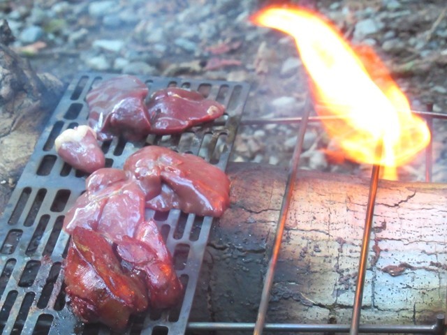 ホルモン焼をしたキャンプ飯の時間