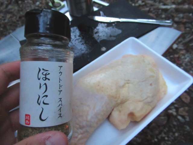 アウトドアスパイスほりにしで骨付きチキン味付けの様子
