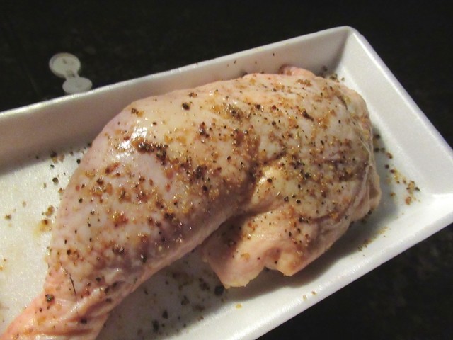 骨付きチキンに味付けしている様子