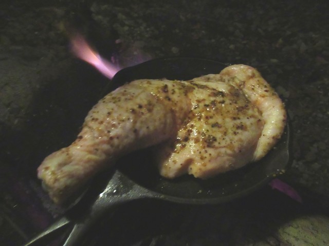 骨付きチキンをスキレットで焼いた様子