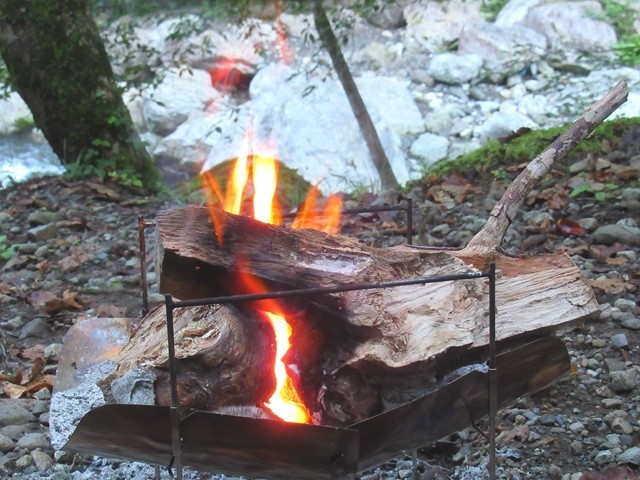 奥山温泉キャンプ場の朝の焚き火の景色