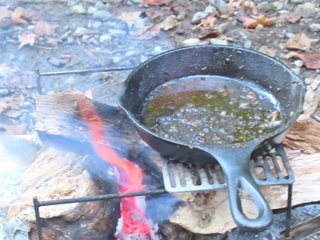スキレットの油で焼きそば調理