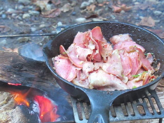 塩タンを炒めている様子