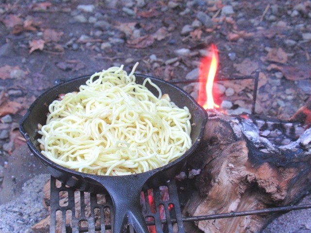 焼きそばを炒めている様子