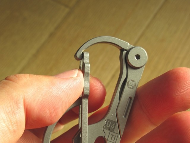 ナイフ本体はカラビナになっていて使いやすい