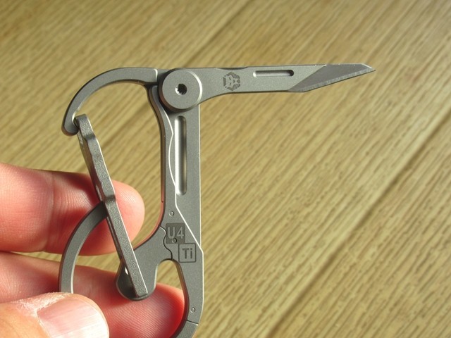 ナイフの刃を出して使用している様子