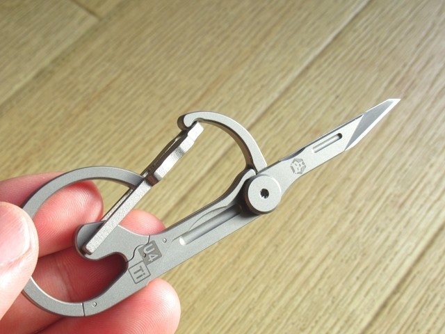 メリケンサックにナイフが付いた様なデザインをしているチタンナイフ