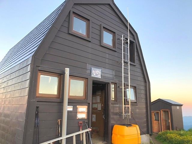 登山中の地震は山小屋・避難小屋へ避難