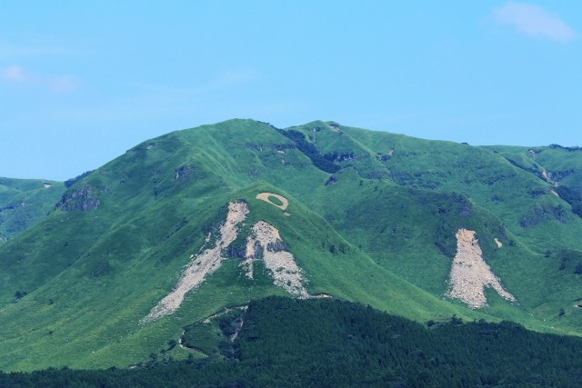 地震の揺れで崩壊した山と斜面