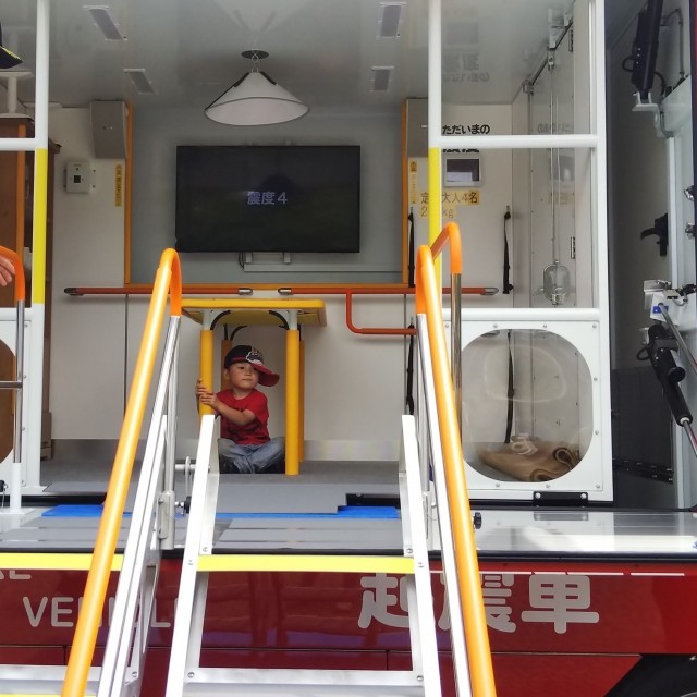 起震車で地震の揺れ体験