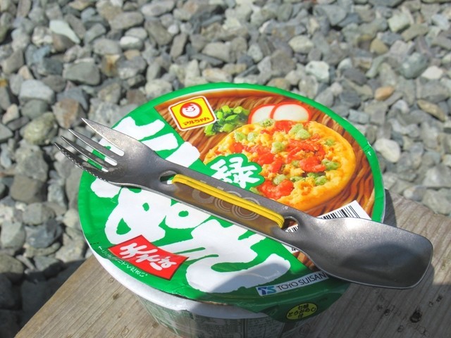 ユーコ(UCO)チタンスポークを使ってカップ麵を食べている様子