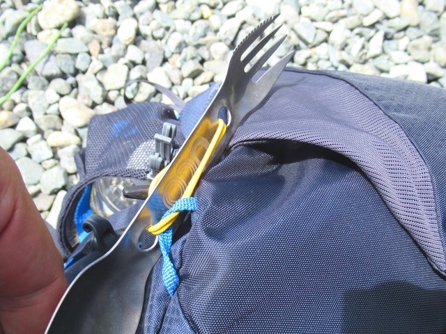 ユーコ(UCO)チタンスポークを登山ザックに括り付けている様子