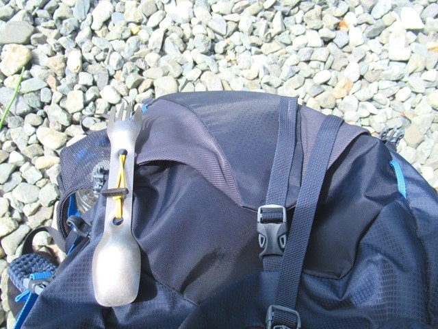 ザックの外にチタンスポークスプーンフォーク一体モデルを括り付けている様子