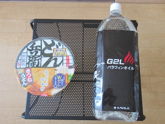 ロゴス薪ラックテーブルに２Ｌのパラフィンオイル（ランタンオイル）を置いたサイズ感