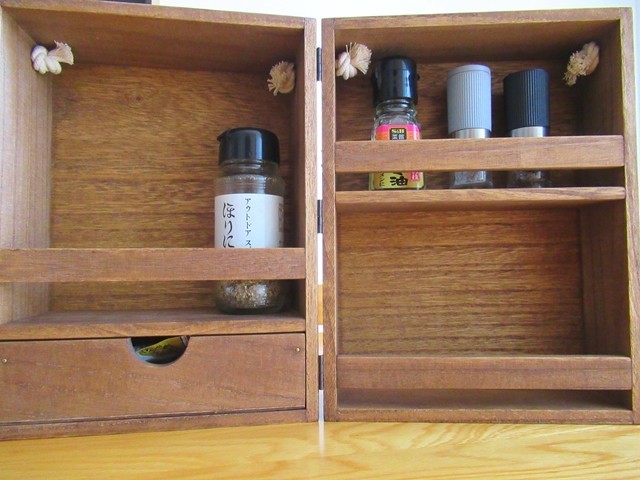 色々な調味料やスパイスを入れたくなってしま収納力