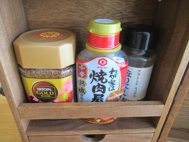おしゃれな木製ボックスと調味料のサイズ感