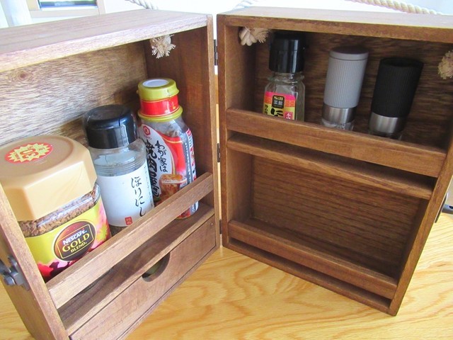 調味料やスパイスを入れる空間の様子