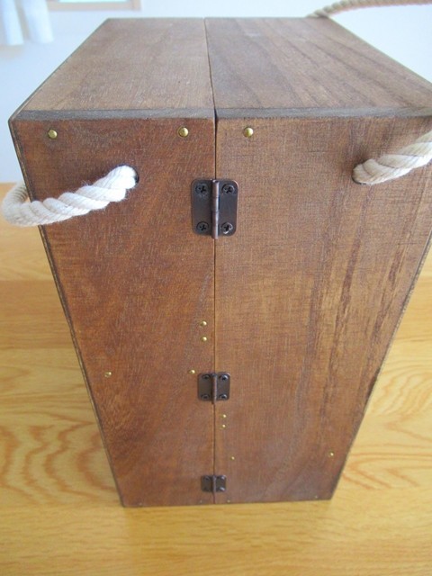 木製スパイスボックスに使われている金具の様子