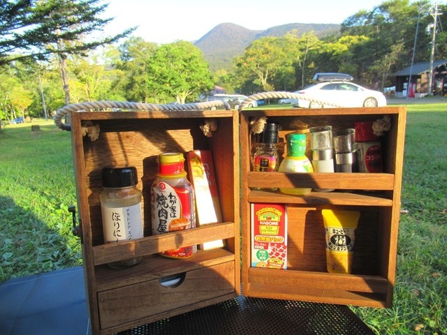 キャンプ場でスパイスボックスを置いて眺めてみた様子