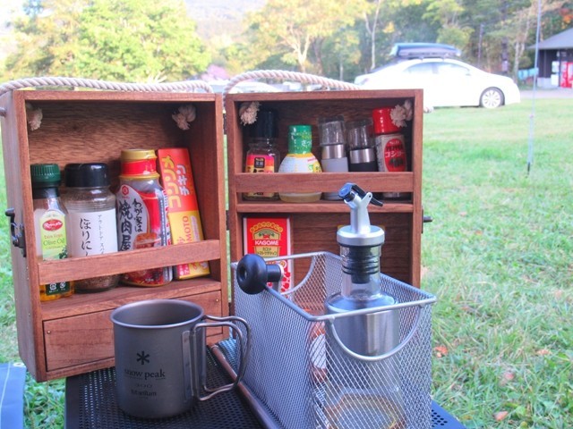 薪ラックテーブルは薪も置けつつ木製スパイスボックスも置けるのでキャンプに大活躍