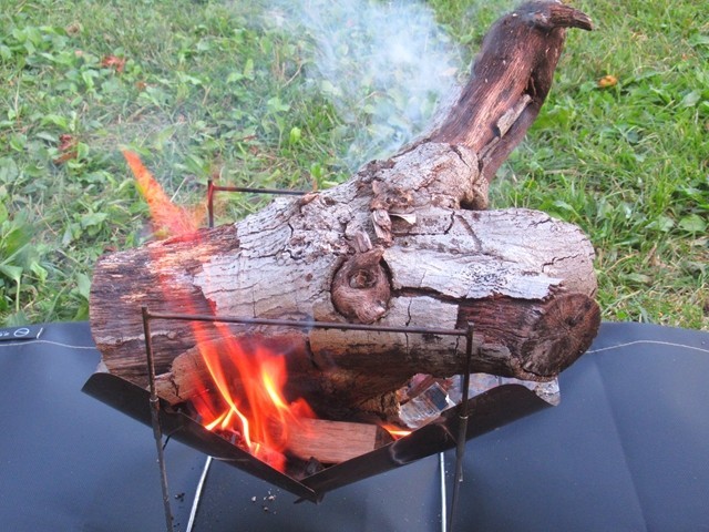 黒色の焚き火シートが焚き火の炎を綺麗に映す様子