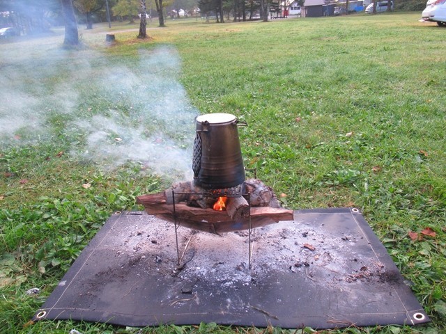 黒色の焚き火シートを一晩使った時の様子