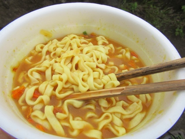 竹を削って山飯を食べた様子