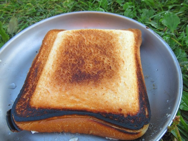 ホットサンドを置いたチタン皿の様子とサイズ感