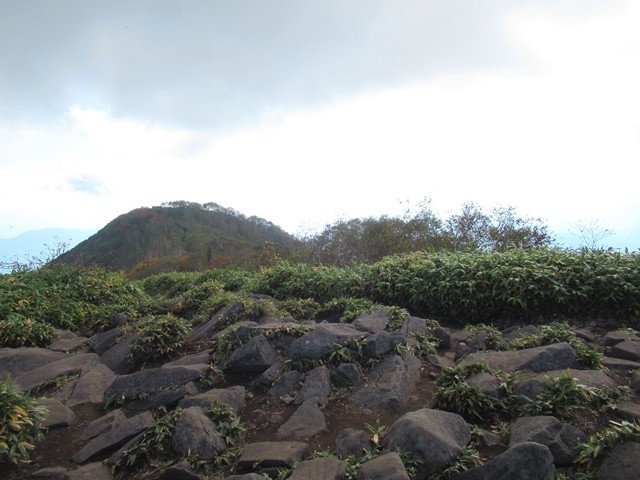 飯縄山の山頂は、岩が多い