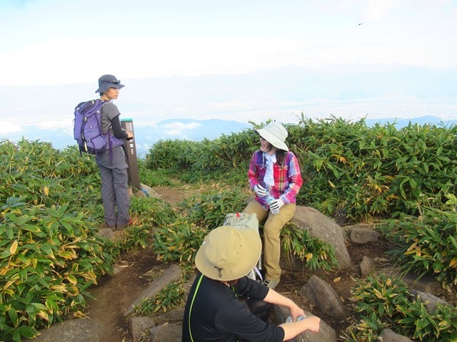 飯縄山の山頂で山ガールが談笑中の様子