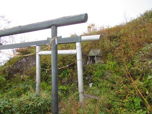 飯綱神社から下山宙にある鳥居と祠