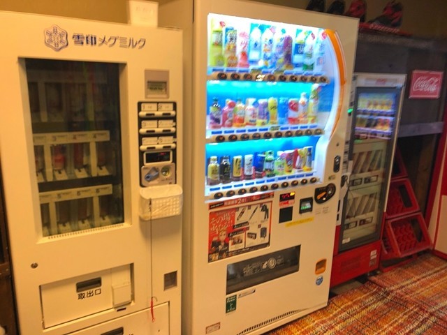 神告げ温泉湯行館の牛乳自動販売機