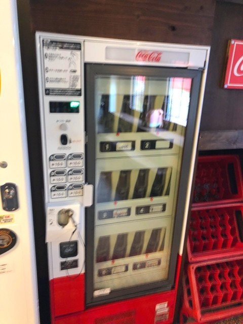 神告げ温泉湯行館の瓶のコカ・コーラ自動販売機